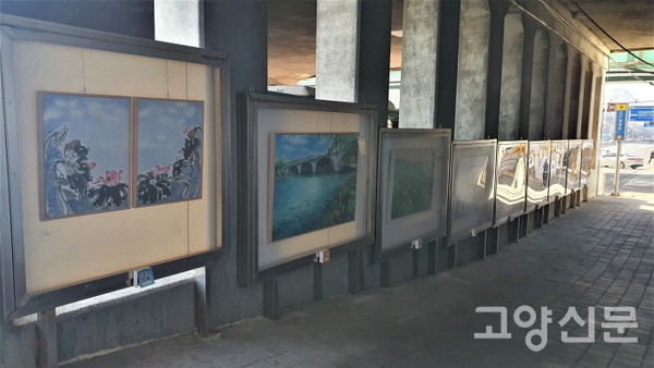 미술작품을 감상하는 갤러리로 변신한 원당역 2번 출구.