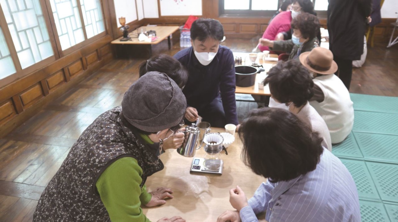 노년층을 위한 건강정책은 이제 미래를 위한 투자이다. 사진은 덕양노인복지관의 프로그램에 참여하고 있는 어르신들.