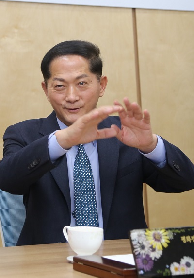 ▲ 23일 고양신문 신년 인터뷰를 진행 중인 이재준 고양시장.