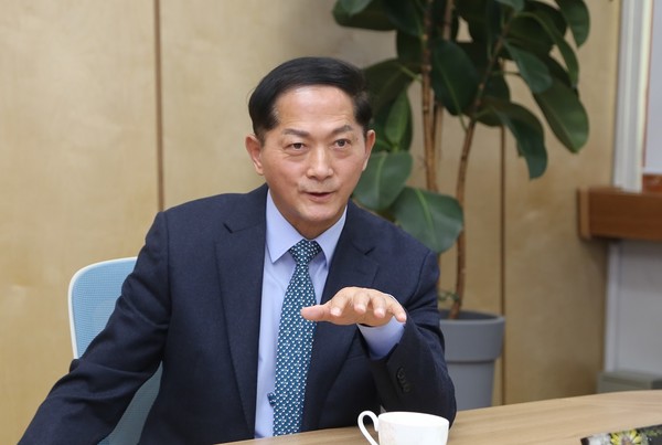 ▲ 23일 고양신문 신년 인터뷰를 진행 중인 이재준 고양시장.