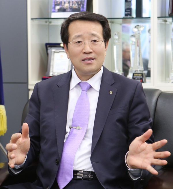 유완식 조합장은 “우리가 세운 미래의 목표를 위해 모든 역량을 쏟아 부어 조합원님들과 함께 나날이 발전하고 거듭나는 새로운 40년, 더 나아가 향후 100년의 새 역사를 창조해 나갈 것이다"라고 말했다.