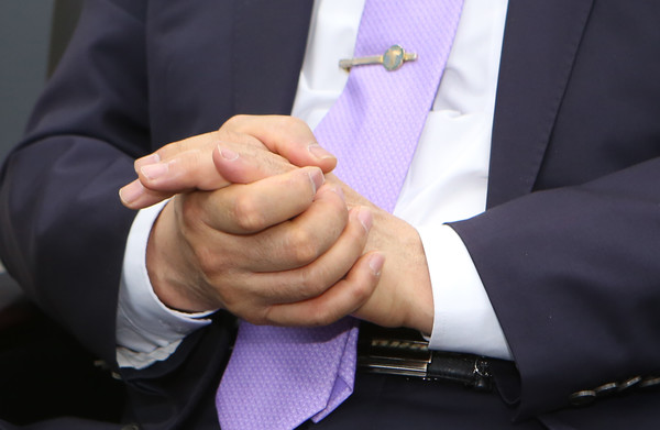 유완식 조합장의 두 손에는 화합과 가치라는 철학이 있다. 그 기반위에 고양축산농협의 미래를 그린다.