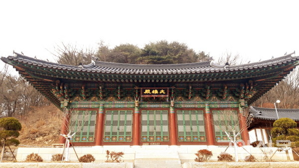 중흥사 대웅전.