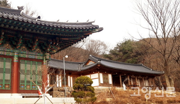 화재와 홍수로 무너진 지 100여 년 만에 중건된 북한산 중흥사. 대웅전 오른쪽에 보이는 건물이 팔도도총섭이 머물던 자리다. 