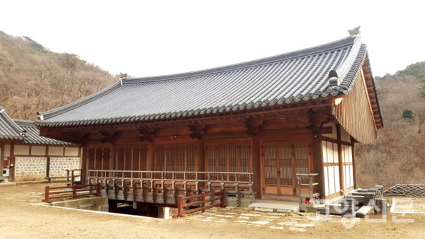 웅장한 모습으로 중건된 중흥사 만세루.