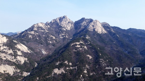 의상능선에서 바라본 북한산 중심 봉우리. 