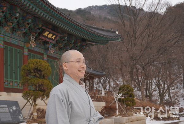 중흥사 중창불사를 이끈 동명스님. 현재 중앙승가대학 승가학연구원 비구수행관장을 맡고 있다. 