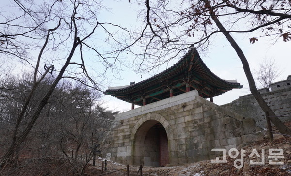 누각이 아름답게 복원된 대성문의 모습. 