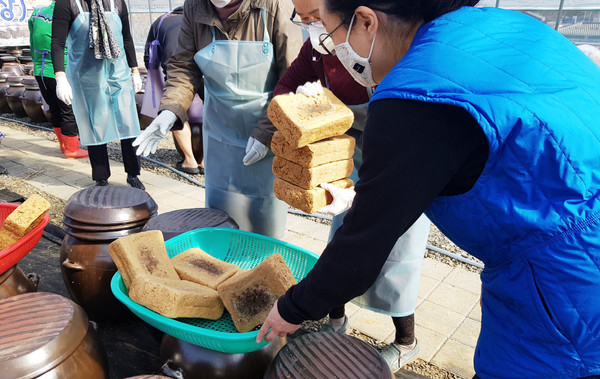 관산동 주민자치위원회와 주민들이 전통장 체험을 하고 있다.