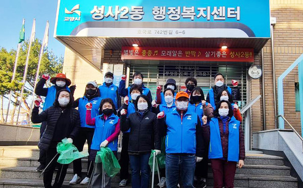 성사2동을 맑고 깨끗한 마을로 만들기 위해 주민자치위원회와 지역 주민들이 대청소에 참여했다.