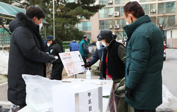 지난해 12월 마을 현장에 찾아가 마을의제 주민투표를 진행한 풍산동 주민자치회.