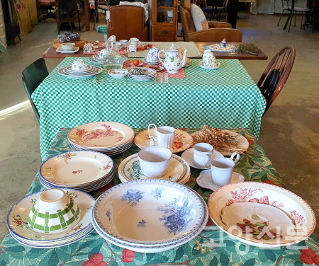 해외 벼룩시장에서 수집한 식기와 찻잔