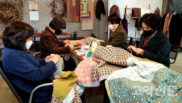 수강생들과 수업중인 정경희 대표