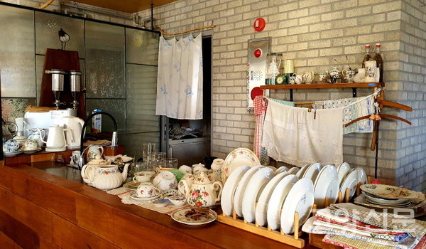 여러곳에 진열된 앤틱 그릇들