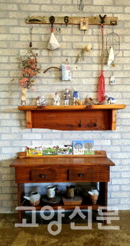 원목 가구와 리넨 소품들로 장식된 공간