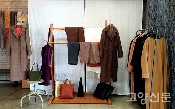 정경희 대표가 만든 의류와 가방들