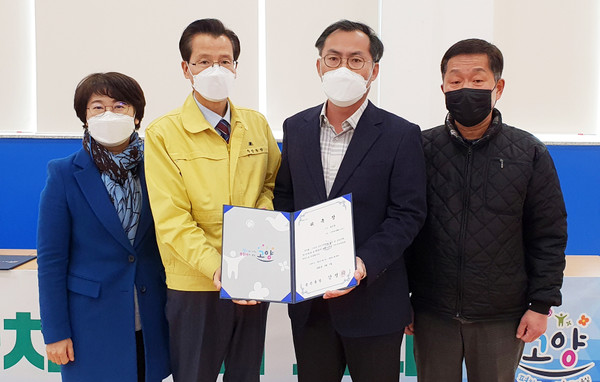 송산동 주민자치위원 위촉식에 나란히 한 