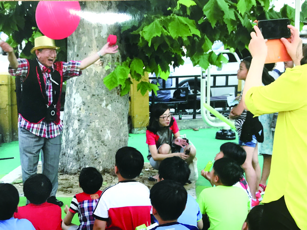 어린이들에게 마술을 보여주시는 모습.