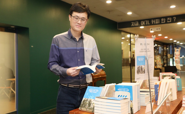 일주일에 4권 이상의 책을 읽으며, 걷기와 아령운동으로 자기관리를 하는 심철재씨. 그의 도전정신은 새로운 일에 대한 동기부여와 열정이 된다.