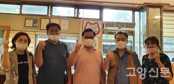 사진 왼쪽부터 고양시관광컨벤션협의회 설미영 감사, 오준환 회장, 벽제갈비 김기유 지배인, 한국외식업중앙회 덕양구지부 박광배 지부장, 고양시관광컨벤션협의회 안주연 사무국장