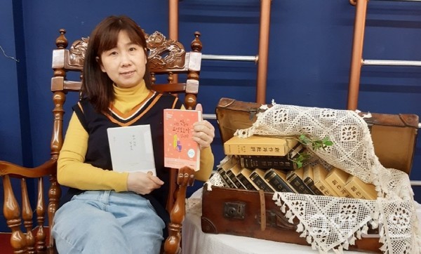 '지하비밀도서관'의 주이장인 김인영 대표. 오른쪽 책들은 남편 권동희씨가 글을 기고해서 받은 창작과비평 전집 일부다.