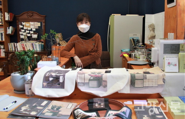 김인영 대표가 직접 그린 민화로 만든 캔버스 가방과 노트