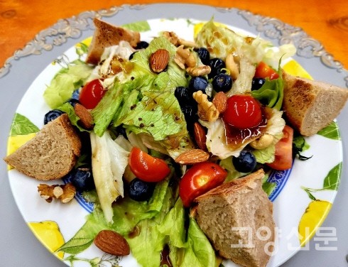 브라운브레드를 곁들인 건강 샐러드 [사진=지하비밀도서관]