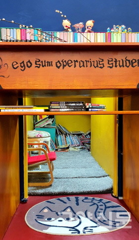 아이를 동반한 부모들만 들어갈 수 있는 '앨리스의 동굴'