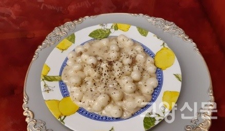 조랭이떡으로 만든 크림파스타 [사진=지하비밀도서관]