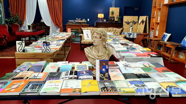 판매용 신간을 진열한 중앙진열대