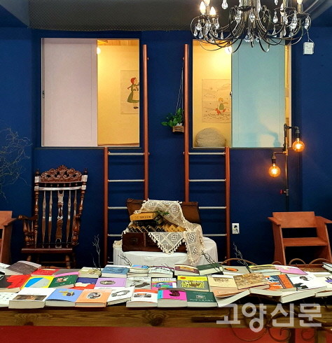 진열대 뒤쪽 사다리를 올라가면 다락방이다. 