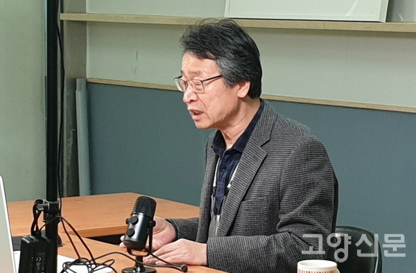 온라인 강연을 진행하고 있는 이순원 작가