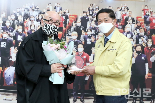 고양희망나눔운동본 홍보대사로 위촉된 이상봉 디자이너(왼쪽) 