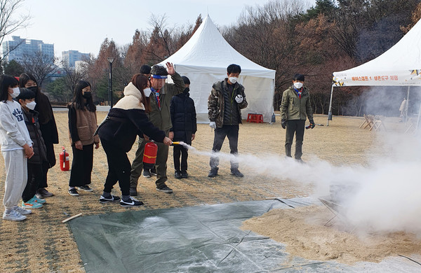 소화기 사용법에 대해 체험을 하고 학생들. 청소년 생활안전캠프 중 한 프로그램으로 별도로 동영상을 제작해 학교에 배포하고 안전교재로 활용할수 있도록 했다.