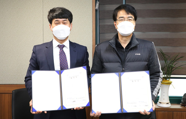 황의철 원당종합사회복지관장과 김호균 한국마사회 일산지사장이 업무협약식에 나란히 했다.