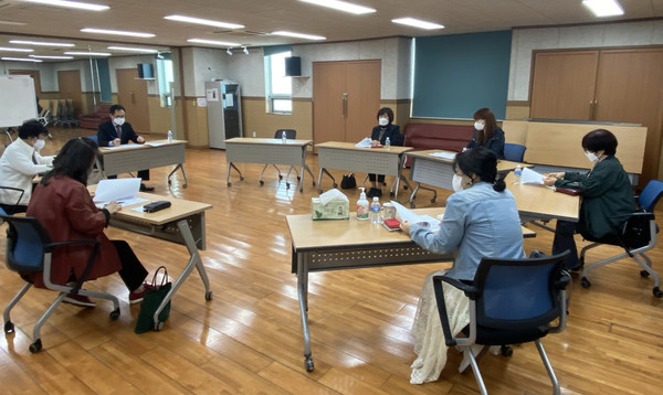 행주동이 마을축제위원회 발족과 관련해 간담회를 열고 있다.