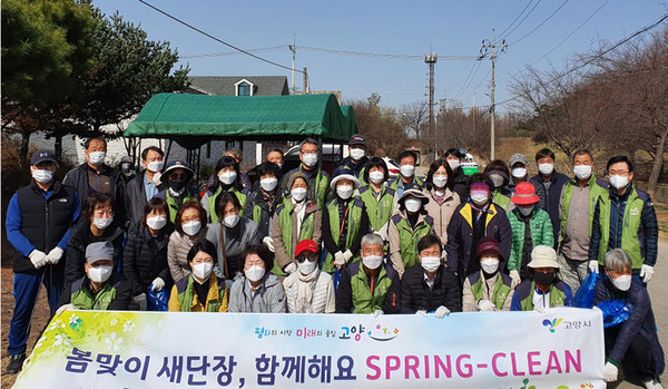 봄맞이 대청소에는 장항1동 주민자치위원회와 직능단체, 동직원, 문화관광해설사가 참여했다. 