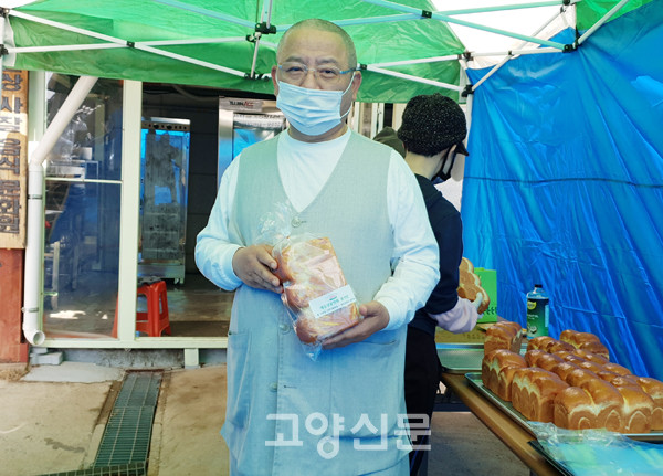 보산 스님은 "지난해 우리 사회에 큰 충격을 던져주었던 라면 헝제의 참사에도 불구하고 여전히 제대로 밥을 먹기 힘든 어린 아이들이 식사를 해결 할 수 있는 곳은 그리 많지 않다"며 ".대길상공덕회 봉사자들이 정성껏 준비한 빵을 먹고 꿈과 희망을 키워갔으면 하는 마음으로 '자비의 빵' 나눔 활동을 벌이고 있다"고 말했다. 