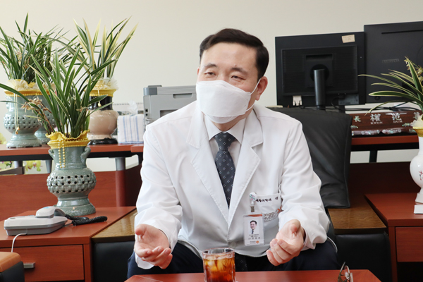 권범선 동국대학교일산병원장은 "기계적인 ‘치료’가 아니라 질병으로 아픔과 고통을 겪고 있는 환자들에 대한 연민과 사랑의 정신을 가지고 진정한 ‘의료’를 펼치는 자비의 마음이 다른 병원과 차별화된 동국대병원만의 정신으로 작용하고 있다고 본다"고 말했다. 