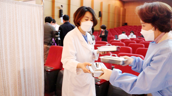 동국대학교일산병원은 지난 8일부터 12일까지 5일간 조성민 의료원장의 1호 접종을 시작으로 보건의료인 1251명을 대상으로 코로나19 예방을 위한 1차 접종을 마쳤다. 이번에 접종된 백신은 아스트라제네카이고 2차 접종은 8주 후인 5월 중순경 진행할 예정이다.