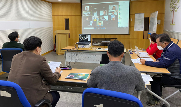화전동 주민자치위원회가 비대면영상회의로 마을 사업에 대한 주요안건을 논의하고 있다.