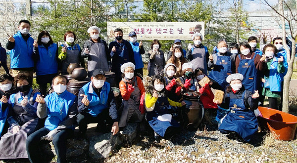 일산1동 주민자치위원회가 ‘다문화가족 및 북한이탈주민과 함께하는 독점말(일산1동) 전통 장 담그기 행사’를 개최했다. 