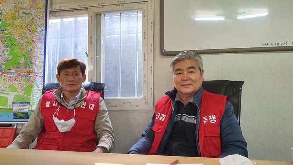 230개 업체들이 가입해 있는 ‘고양창릉지구 기업비상대책위원회’를 이끌고 있는 문해동 위원장(오른쪽)과 최창섭 부위원장.