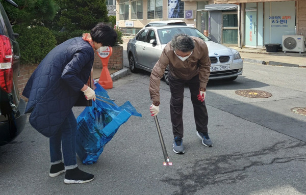 대화동 통장협의회가 대화동 곳곳을 다니며 불법광고물과 쓰레기 등을 수거했다.