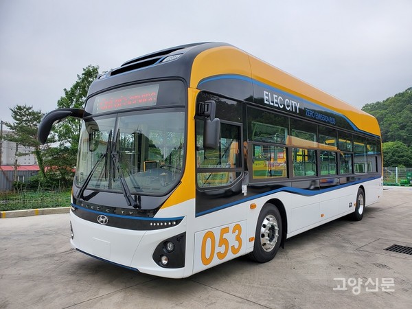 ▲ 고양시 마을버스 노선에 운행 중인 전기버스.
