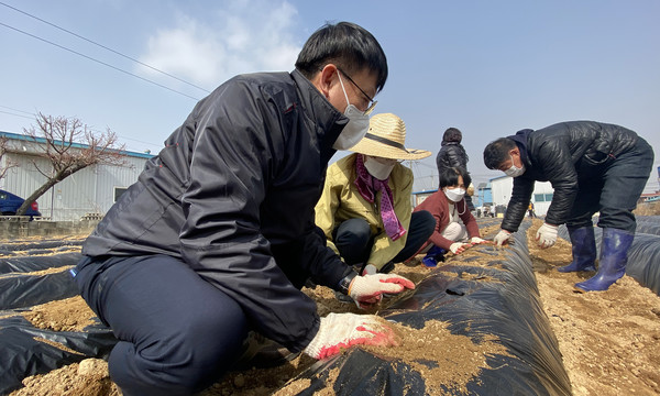 이재혁 일산서구청장, 강병의 송산동장, 문미영 여사, 송산동 통장(왼쪽부터)