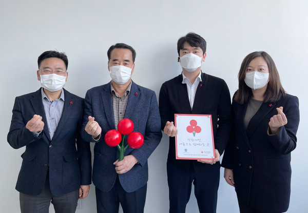 정발산동이 (주)아네시에 착한기업 현판을 전달했다.