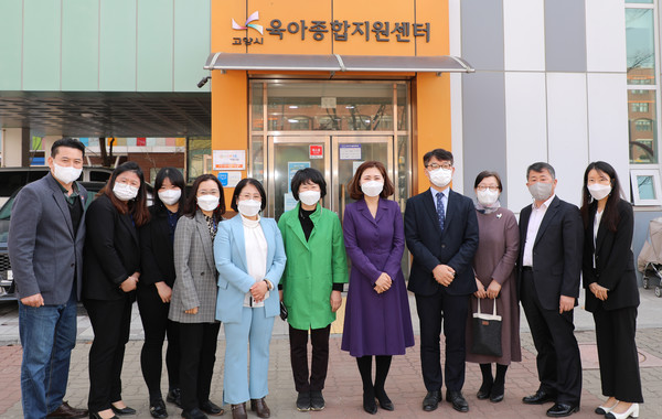 고양시의회 문화복지위원회가 고양시육아종합지원센터 현장을 방문하고 있다.
