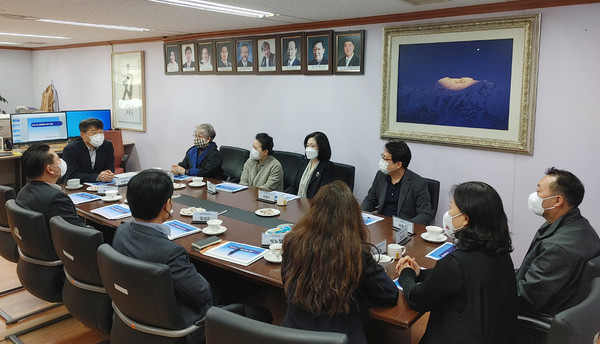 고양예총 사무실에서 협회별 회장단과 담화를 나누며 소통하는 고양시의회 문화복지위원회