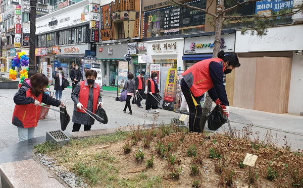 마을 청소를 하고 있는 화정2동 주민자치회와 공무원.